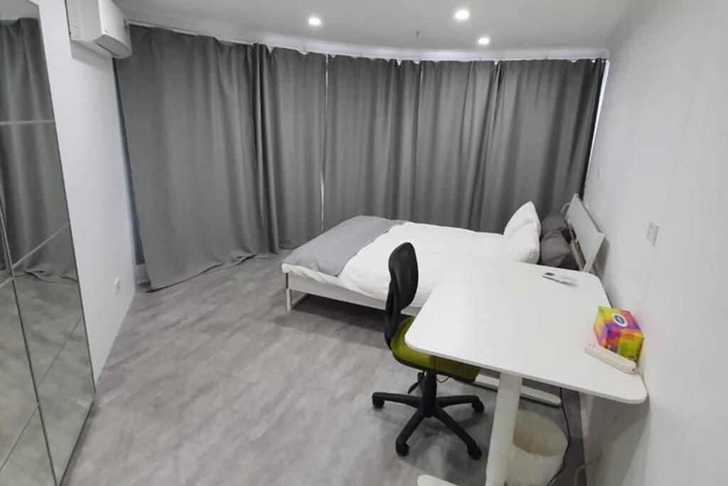Dana-Spacious Private Room In Shared 2-Bedroom Apartment-1 Canberra Exterior photo