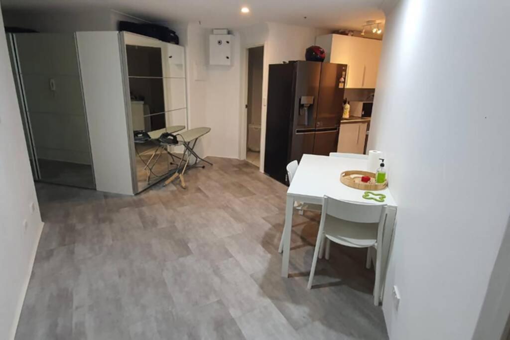Dana-Spacious Private Room In Shared 2-Bedroom Apartment-1 Canberra Exterior photo