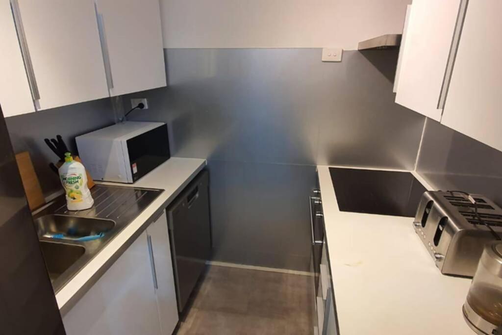 Dana-Spacious Private Room In Shared 2-Bedroom Apartment-1 Canberra Exterior photo